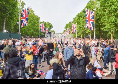 Londra, Regno Unito. 4th giugno 2022. La folla si raduna per il Platinum Party al Palace, un concerto fuori da Buckingham Palace il giorno 3 del weekend del Giubileo del platino della Regina. Credit: Vuk Valcic/Alamy Live News Foto Stock