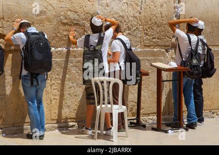 Gerusalemme, Israele - 20 maggio 2009: I giovani pregano per il Muro Occidentale di Gerusalemme Foto Stock