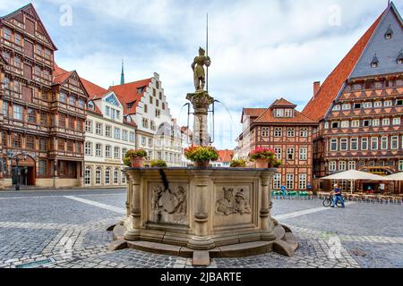 Hildesheim, Germania - 16 agosto 2012: Edifici storici e fontana nella piazza del mercato di Marktplatz a Hildesheim Foto Stock