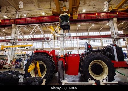 Processo di montaggio dei trattori agricoli in officina industriale. Foto Stock