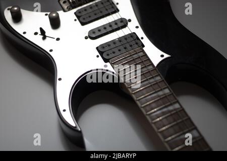 Chitarra elettrica in bianco e nero Foto Stock