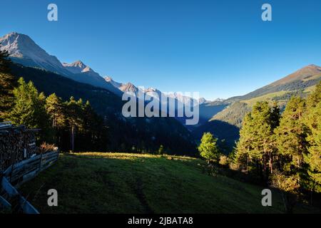 Il sole sorge in una mattinata autunnale al valico di montagna Norbertshöhe (Tirolo, Austria), che offre una splendida vista sulla bassa valle svizzera dell'Engadina Foto Stock