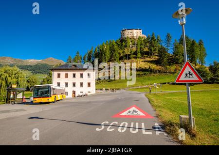 Tarasp, Svizzera - 24 settembre 2022: Un iconico autobus svizzero giallo sta aspettando alla scuola nel villaggio di Tarasp (Grigioni, Svizzera). Foto Stock