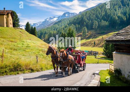 Val Fex, Svizzera - 25 settembre 2021: Escursioni in carrozza trainata da cavalli in Val Fex. Inizia a Sils Maria e termina al Ghiacciaio Fex Foto Stock