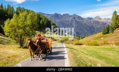 Val Fex, Svizzera - 25 settembre 2021: Escursioni in carrozza trainata da cavalli in Val Fex. Inizia a Sils Maria e termina al Ghiacciaio Fex Foto Stock