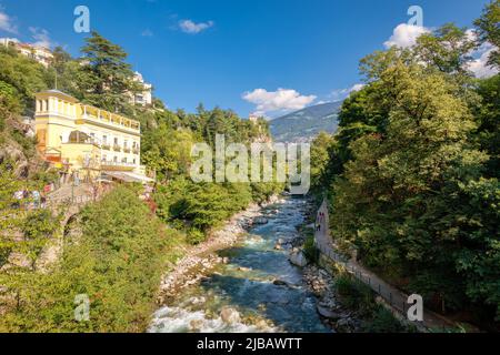 Merano, Italia - 27 settembre 2021: Merano (o Merano) è una città circondata dalle montagne vicino alla Val Passiria e alla Val Venosta (Alto Adige, Italia) Foto Stock