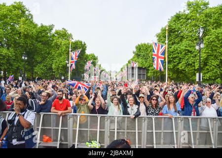 Londra, Inghilterra, Regno Unito. 4th giugno 2022. La folla si raduna per il Platinum Party al Palace, un concerto fuori da Buckingham Palace il giorno 3 del weekend del Giubileo del platino della Regina. (Credit Image: © Vuk Valcic/ZUMA Press Wire) Foto Stock