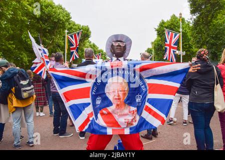 Londra, Inghilterra, Regno Unito. 4th giugno 2022. Un fan reale si gode il Platinum Party al Palace, un concerto fuori da Buckingham Palace il giorno 3 del Queen's Platinum Jubilee Weekend. (Credit Image: © Vuk Valcic/ZUMA Press Wire) Foto Stock