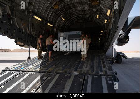 Gli aerei dell'aeronautica degli Stati Uniti dalla 379th Air Expeditionary Wing caricano un'unità mobile di condizionamento dell'aria per un volo di partenza su un Globemaster dell'aeronautica degli Stati Uniti C-17 durante il test accurato di esercitazione 22 alla base aerea di Thumrait, Oman, 22 maggio 2022. Il carico degli aerei viene effettuato sistematicamente, utilizzando un programma informatico per ottimizzare la distribuzione di spazio e peso per ogni volo e per i suoi passeggeri. (STATI UNITI Air Force foto di staff Sgt. Dana Tourtellotte) Foto Stock