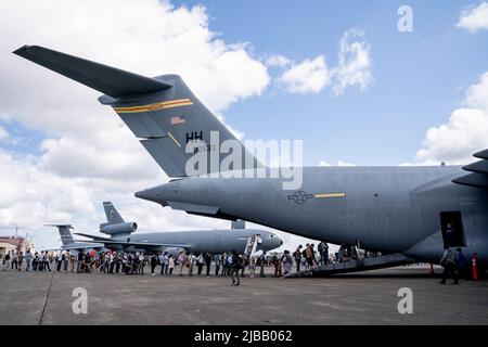 Gli ospiti del festival camminano intorno alla flightline che interagisce con gli airmen e le esposizioni statiche di giro durante il festival dell'amicizia 2022 alla base aerea di Yokota, Giappone, 22 maggio 2022. L'evento ha incarnato il vero spirito di amicizia, accogliendo più di 110.000 vicini giapponesi, condividendo le nostre culture attraverso cibo, musica e spettacoli. (STATI UNITI Air Force foto di Airman 1st Class Makensie Cooper) Foto Stock