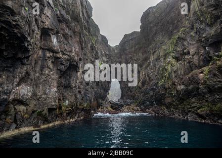 Vestmanna imponenti scogliere sul mare, Streymoy Island, Faroe Islands Foto Stock