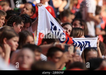 BUDAPEST, UNGHERIA - GIUGNO 04: Inghilterra tifosi dell'Ungheria durante la Lega delle Nazioni UEFA Una partita del Gruppo 3 tra Ungheria e Inghilterra alla Puskas Arena il 04 giugno 2022 a Budapest, Ungheria. Credit: Alamy Live News, Gabriella Barbara Foto Stock