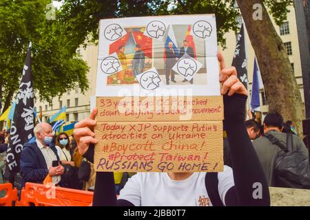 Londra, Regno Unito. 4th giugno 2022. I manifestanti si sono riuniti fuori Downing Street in occasione del 33rd anniversario del massacro di Piazza Tiananmen, accanto ai manifestanti ucraini a sostegno della democrazia, contro l'invasione dell'Ucraina da parte della Russia, in ricordo di Piazza Tianmen e a sostegno dell'indipendenza di Hong Kong. Credit: Vuk Valcic/Alamy Live News Foto Stock