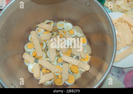 preparazione della tipica zuppa di pane colombiana durante la settimana santa Foto Stock