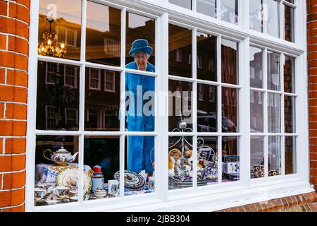 Windsor, Regno Unito. 4th giugno 2022. Un taglio della Regina Elisabetta II è raffigurato nella finestra di una casa vicino al Castello di Windsor. Windsor ospita una serie di festeggiamenti Platinum Jubilee durante il weekend Jubilee Bank Holiday. Credit: Mark Kerrison/Alamy Live News Foto Stock