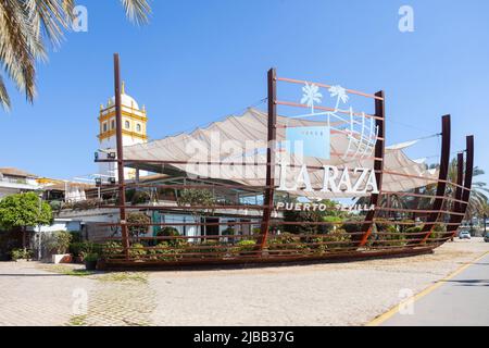 La Raza, un ristorante dall'architettura ispirata allo scafo di una barca, sul lungomare del fiume Guadalquivir, Muelle de las Delicias, Porto di Siviglia Foto Stock