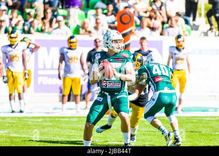 Campionato di calcio dell'Europa centrale, semifinali del CEFL. 04.June 2022 ,Shwaebish Hall QB # 11 Reilly Hennessey / Schwäbisch Hall Unicorns Foto Stock