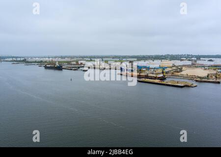 Vista aerea dall'alto le piattaforme petroliere con scarico al porto Foto Stock