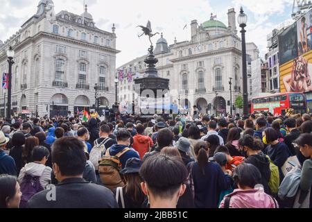 Londra, Inghilterra, Regno Unito. 4th giugno 2022. Centinaia di persone si sono radunate a Piccadilly Circus in occasione del 33rd anniversario del massacro di Piazza Tiananmen. (Credit Image: © Vuk Valcic/ZUMA Press Wire) Foto Stock