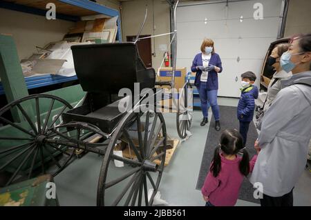 Richmond, Canada. 4th giugno 2022. La gente guarda una carrozza fatta nel 1900s al magazzino di stoccaggio di manufatti del Museo di Richmond durante l'evento Doors Open Richmond a Richmond, British Columbia, Canada, il 4 giugno 2022. Il magazzino di stoccaggio di manufatti del Museo di Richmond, un luogo in cui la città conserva collezioni storiche di manufatti, ha offerto al pubblico l'opportunità di fare un tour dietro la scena durante l'evento Doors Open Richmond. Credit: Liang Sen/Xinhua/Alamy Live News Foto Stock