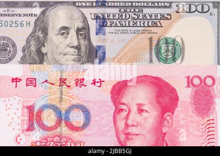 Foto da vicino delle banconote di due superpotenze economiche, gli Stati Uniti d'America e la Repubblica popolare Cinese. Foto Stock