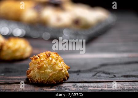 Cucina brasiliana. Queijadinha - dolce tipico brasiliano fatto con formaggio, cocco, uova, burro, frumento, lievito in polvere e zucchero su sfondo di legno. An Foto Stock