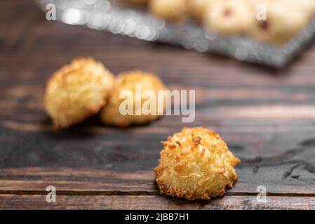 Cucina brasiliana. Queijadinha - dolce tipico brasiliano fatto con formaggio, cocco, uova, burro, frumento, lievito in polvere e zucchero su sfondo di legno. An Foto Stock