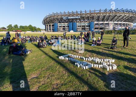 Una veglia è stata tenuta in rebranza di coloro che sono stati uccisi dal Partito Comunista Cinese nel 1989 in Piazza Tiananmen a Pechino. 330 persone hanno partecipato a questa veglia a Edimburgo. Foto Stock