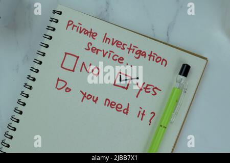 Concetto di Servizio investigativo privato, ne avete bisogno? Egli sceglie Sì scrivere su un libro isolato su tavola di legno. Foto Stock