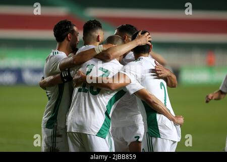 Algeri. 5th giugno 2022. I giocatori algerini festeggiano dopo aver segnato la partita di calcio dei qualificatori della Coppa delle nazioni d'Africa 2023 tra Algeria e Uganda al 5th luglio 1962 allo Stadio di Algeri, Algeria, 4 giugno 2022. Credit: Xinhua/Alamy Live News Foto Stock