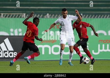 Algeri. 5th giugno 2022. Rachid Ghezzal (C) dell'Algeria compete durante la partita di calcio dei qualificatori della Coppa delle nazioni dell'Africa 2023 tra Algeria e Uganda al 5th luglio 1962 Stadio di Algeri, Algeria, 4 giugno 2022. Credit: Xinhua/Alamy Live News Foto Stock