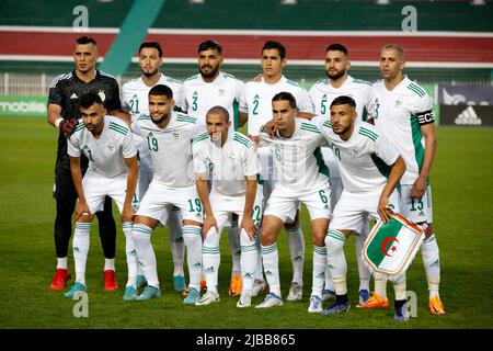 Algeri. 5th giugno 2022. I giocatori algerini posano per una foto di gruppo prima della partita di calcio dei qualificatori della Coppa delle nazioni 2023 tra Algeria e Uganda al 5th luglio 1962 Stadio di Algeri, Algeria, 4 giugno 2022. Credit: Xinhua/Alamy Live News Foto Stock