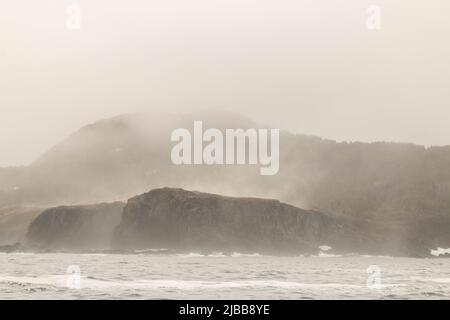 Un grande sistema meteo si muove attraverso terranova Foto Stock