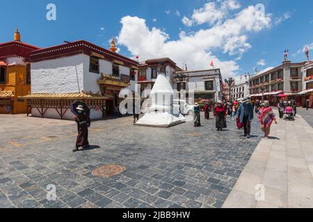 Shigatse, Tibet, Cina - 5 giugno 2022: Pellegrini tibetani che eseguono una Kora (circumambulazione in senso orario intorno ad un sito sacro) Foto Stock