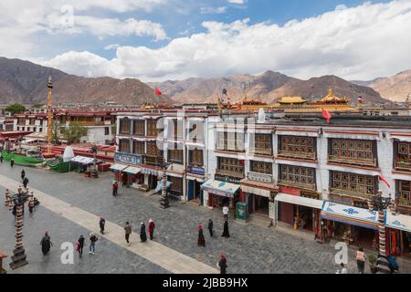 Shigatse, Tibet, Cina - 5 giugno 2022: Pellegrini tibetani che eseguono una Kora (circumambulazione in senso orario intorno ad un sito sacro) Foto Stock