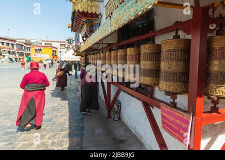 Shigatse, Tibet, Cina - 5 giugno 2022: Ruote tibetane di pellegrinaggio e preghiera lungo un percorso di pellegrinaggio a Lhasa, Tibet Foto Stock