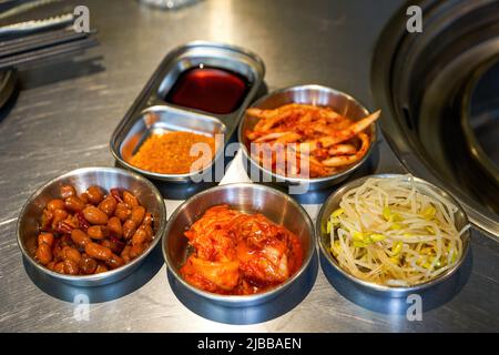 Vari antipasti di contorni in cucina coreana Foto Stock