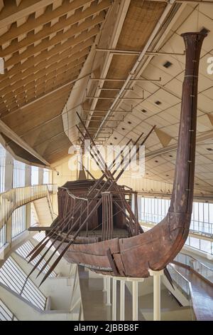 Khufu's Solar Boat on Display fuori dalla Grande Piramide Foto Stock