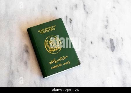 Passaporto verde pakistano su sfondo isolato di marmo bianco Foto Stock