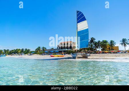 I catamarani con le loro vele si stendono sulla spiaggia di Varadero a Cuba Foto Stock