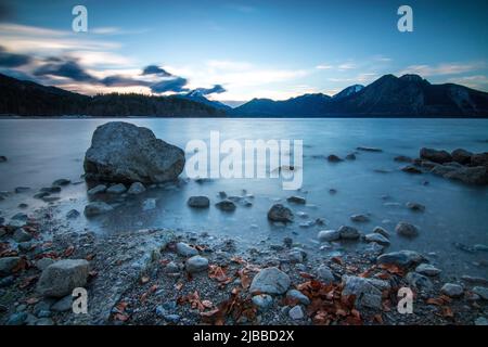 Acqua nuvolosa al lago bavarese con sole invernale, Walchensee Bavaria Foto Stock