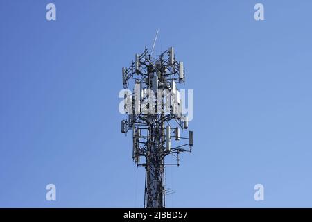 Una torre cellulare con più antenne Foto Stock
