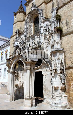 Facciata manuelina del Monastero di Santa Cruz, luogo di riposo finale di D. Afonso Henriques, primo monarca portoghese, Coimbra, Portogallo Foto Stock