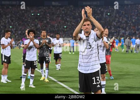 Bologna, Italia. 04th giugno 2022. Thomas MUELLER (GER) applaude ai tifosi tedeschi, ai tifosi di calcio, al giubilo finale. Football UEFA Nations League, fase di gruppo 1.matchday Italy (ITA) - Germany (GER) 1-1, on June 4th, 2022, Renato Dall `Ara Stadium Bologna Credit: dpa/Alamy Live News Foto Stock