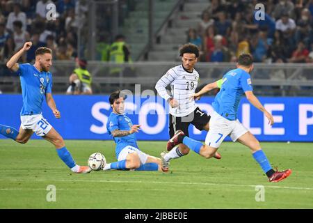 Bologna, Italia. 04th giugno 2022. Leroy SANE (GER), azione, duelli contro Sandro TONALI (ITA), calcio UEFA Nations League, fase di gruppo 1.matchday Italia (ITA) - Germania (GER) 1-1, su 04,06 credito: dpa/Alamy Live News Foto Stock