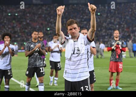 Bologna, Italia. 04th giugno 2022. Thomas MUELLER (GER) applaude ai tifosi tedeschi, ai tifosi di calcio, al giubilo finale. Football UEFA Nations League, fase di gruppo 1.matchday Italy (ITA) - Germany (GER) 1-1, on June 4th, 2022, Renato Dall `Ara Stadium Bologna Credit: dpa/Alamy Live News Foto Stock