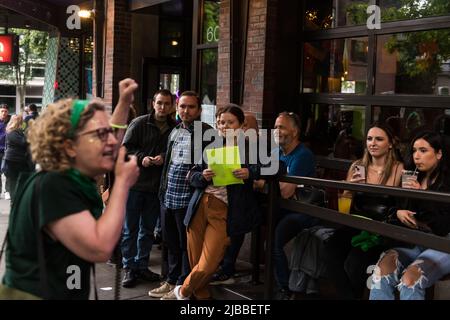 Seattle, Stati Uniti. 4th Giu 2022. Rise Up 4 diritti di aborto rovesci Roe? Inferno No! marcia su Capitol Hill per sostenere e preservare Roe V. Wade. In tutto il paese sono in corso proteste settimanali prolungate a seguito della fuga di notizie secondo cui la Corte Suprema potrebbe essere pronta a rovesciare il diritto storico. Gli attivisti si stanno battendo per alzarsi e proteggere Roe V. Wade per evitare il rovesciamento della storica decisione che dà alle donne il diritto di scegliere nel 1973. James Anderson/Alamy Live News Foto Stock