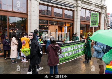 Seattle, Stati Uniti. 4th Giu 2022. Rise Up 4 diritti di aborto rovesci Roe? Inferno No! marcia su Capitol Hill per sostenere e preservare Roe V. Wade. In tutto il paese sono in corso proteste settimanali prolungate a seguito della fuga di notizie secondo cui la Corte Suprema potrebbe essere pronta a rovesciare il diritto storico. Gli attivisti si stanno battendo per alzarsi e proteggere Roe V. Wade per evitare il rovesciamento della storica decisione che dà alle donne il diritto di scegliere nel 1973. James Anderson/Alamy Live News Foto Stock