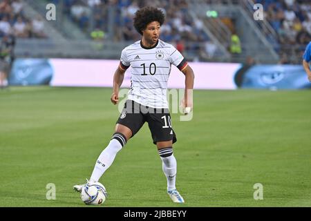 Bologna, Italia. 04th giugno 2022. Serge GNABRY (GER), azione, azione singola, immagine singola, ritaglio, Full body shot, full figure Soccer UEFA Nations League, Group Phase 1st matchday Italy (ITA) - Germany (GER) 1-1, on June 4th, 2022, Renato Dall `Ara Stadium Bologne Credit: dpa/Alamy Live News Foto Stock