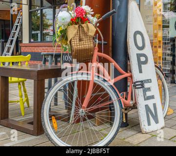 Vintage legno furnuture e bicicletta sul mercato delle pulci di strada. Gruppo di mobili in legno casa retrò sulla via del mercato delle pulci. Foto di strada, nessuno, selectiv Foto Stock